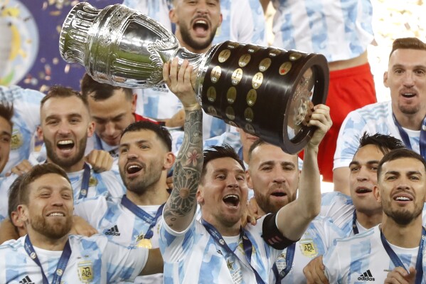 TẬP TIN - Lionel Messi của Argentina cầm chiếc cúp khi ăn mừng cùng đội sau khi đánh bại Brazil 1-0 trong trận chung kết bóng đá Copa America tại sân vận động Maracana ở Rio de Janeiro, Brazil, Thứ Bảy, ngày 10 tháng 7 năm 2021. Argentina là đội được yêu thích nhất lặp lại ở Copa America (Ảnh AP/Andre Penner, File)